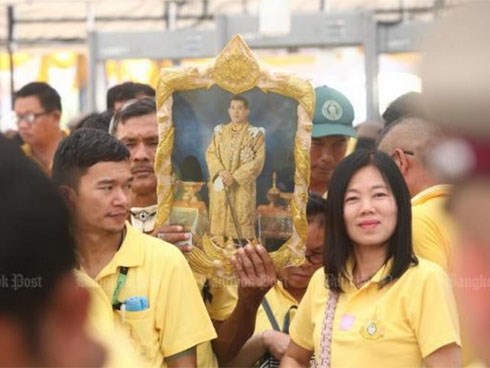 Người dân Thái Lan nô nức đổ về hoàng cung mừng lễ đăng quang của Quốc vương