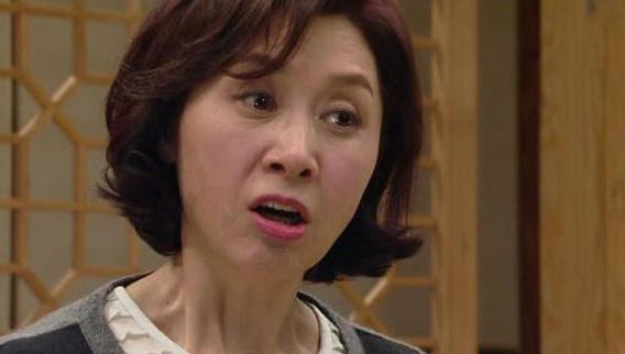 Cố làm thêm để kiếm hộp sữa cho con, tôi ứa nước mắt trước mâm cơm nhà chồng để phần-1