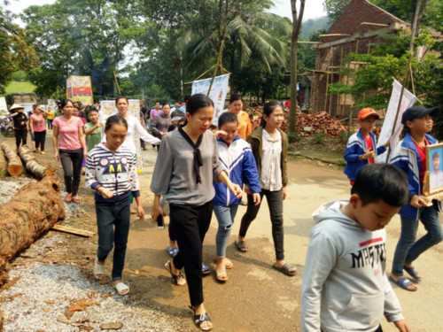 Vụ đâm 6 học trò ở Thanh Hóa: Xóm nghèo đẫm nước mắt tiễn cậu bé xấu số-4