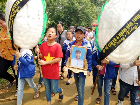 Trường vắng học sinh sau vụ kẻ cầm dao xông vào đâm 6 cô trò-13