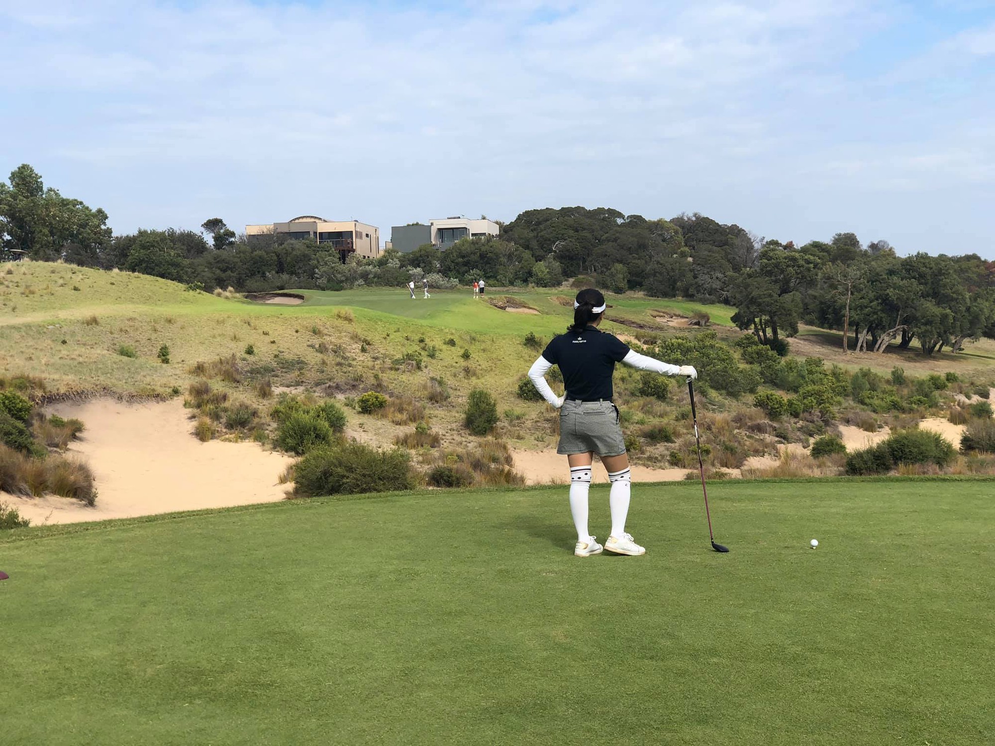 Ẩn dật đã lâu, vợ đại gia kim cương tái xuất sau chuyến du lịch ở Đức, khoe chân dài rám nắng trẻ trung-5