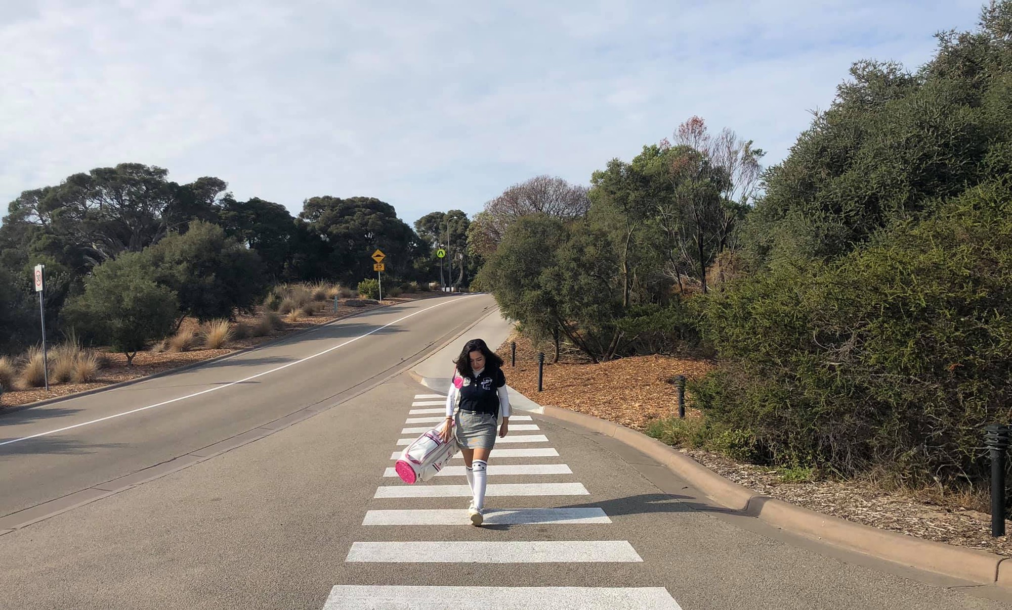 Ẩn dật đã lâu, vợ đại gia kim cương tái xuất sau chuyến du lịch ở Đức, khoe chân dài rám nắng trẻ trung-6