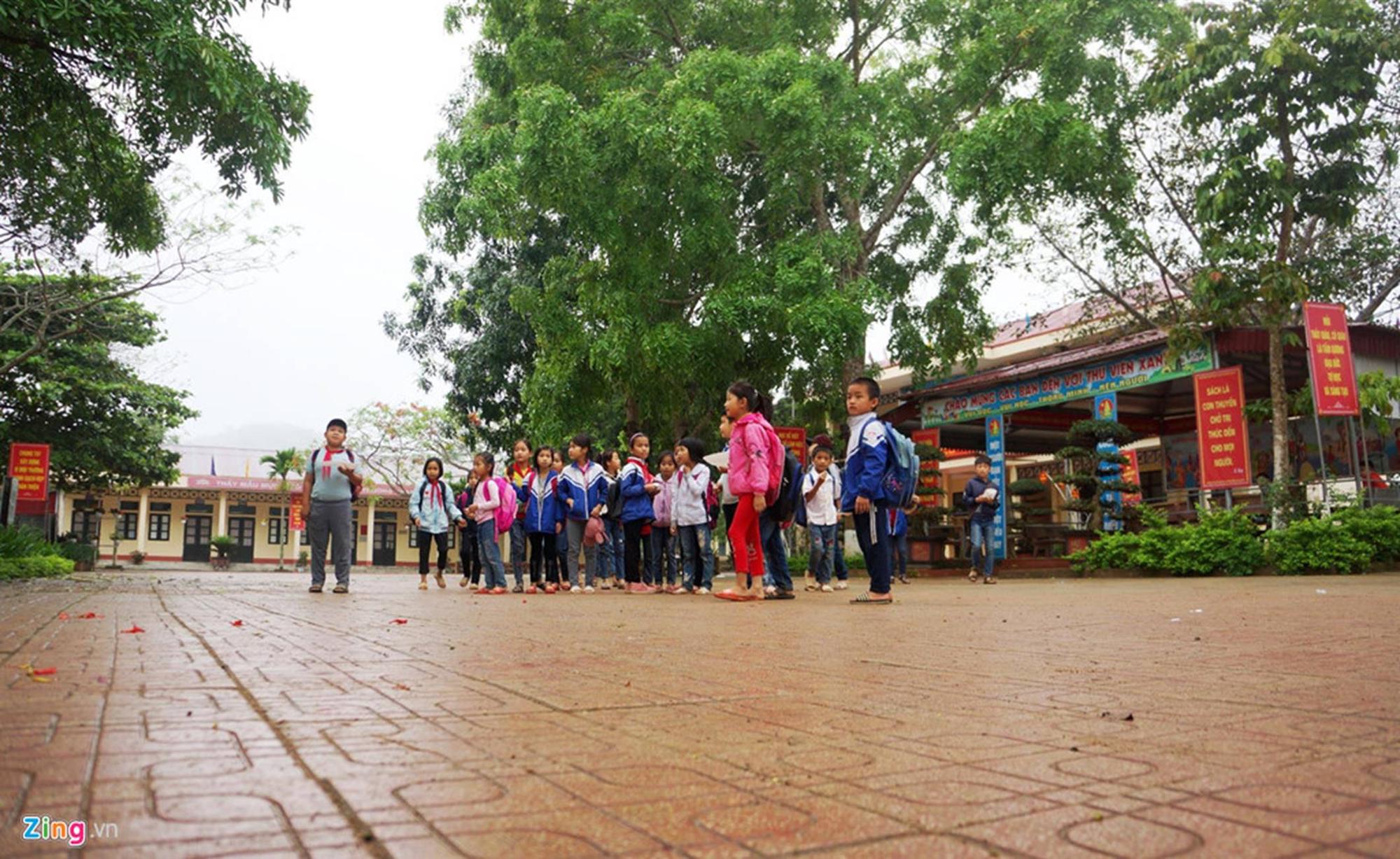 Trường vắng học sinh sau vụ kẻ cầm dao xông vào đâm 6 cô trò-2