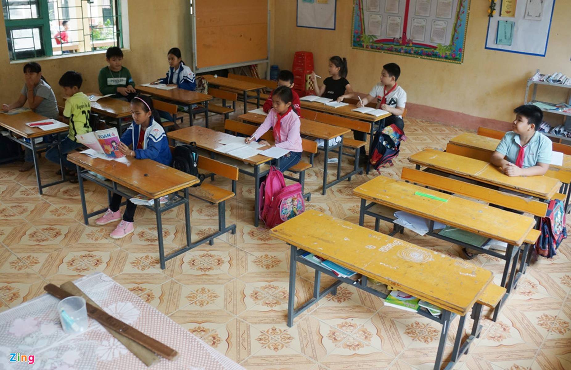 Trường vắng học sinh sau vụ kẻ cầm dao xông vào đâm 6 cô trò-6