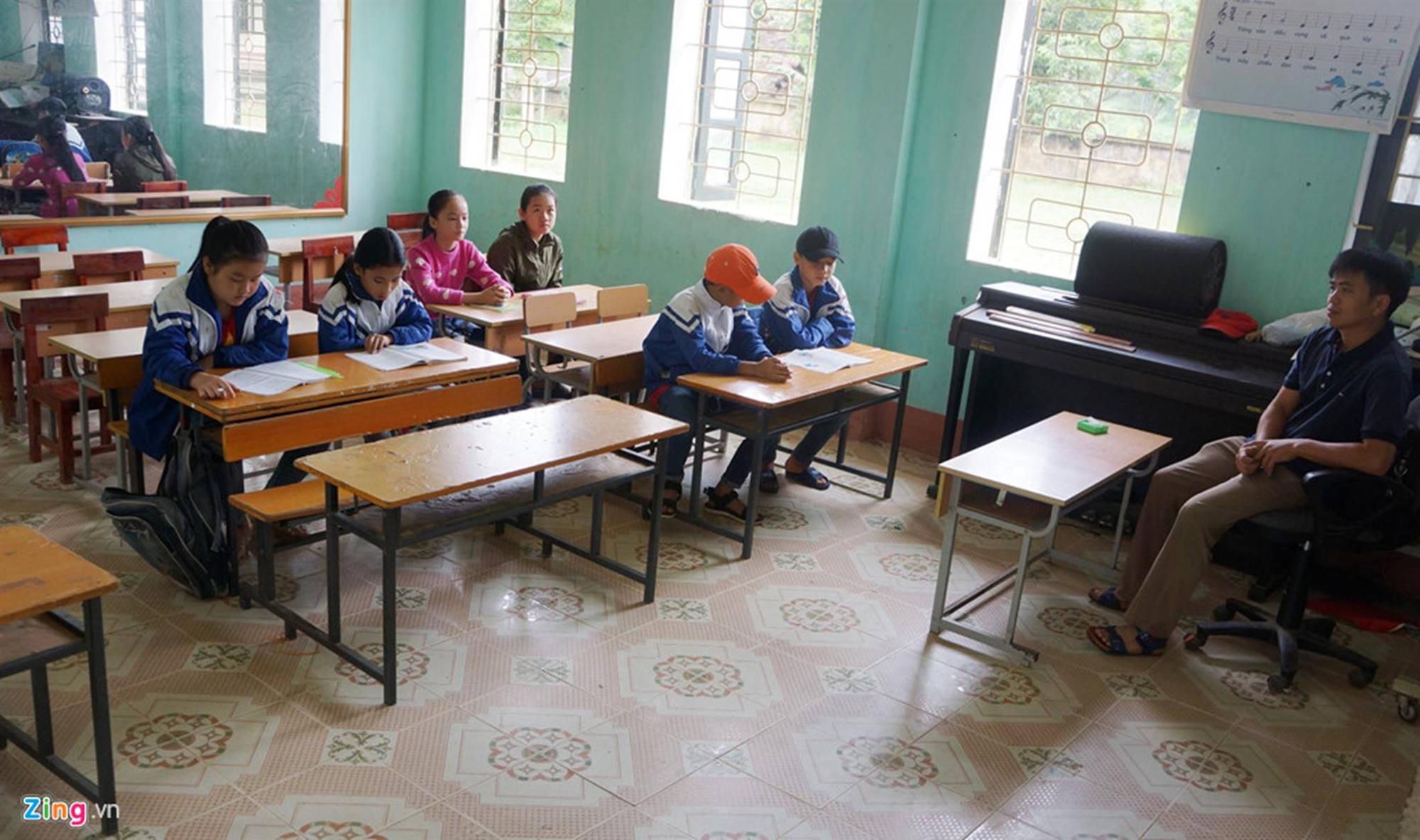 Trường vắng học sinh sau vụ kẻ cầm dao xông vào đâm 6 cô trò-9