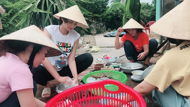 Hình ảnh trái ngược của các chân dài sang chảnh khi về quê cào lúa, rửa bát-3