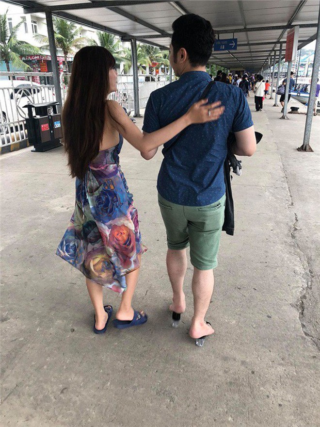 Chàng trai đổi dép lê cho bạn gái còn mình mang guốc lênh khênh, dân tình trông thấy khen ít mà bĩu môi thì nhiều-1