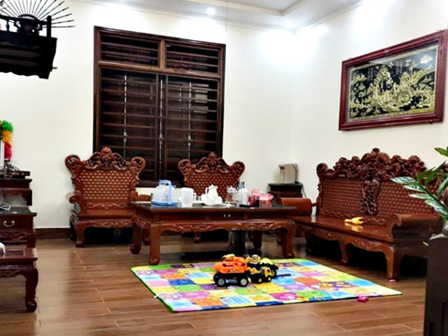 Sáng nào nhìn camera cũng thấy giúp việc ôm chăn rời khỏi phòng khách, nghi ngờ chồng ăn vụng vợ quyết thức cả đêm rình và nhận kết quả không tưởng-3