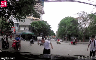 Clip: Va chạm giao thông, thanh niên dùng mũ bảo hiểm đánh nam sinh ngay trước đầu ô tô-1