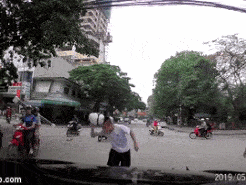 Clip: Va chạm giao thông, thanh niên dùng mũ bảo hiểm đánh nam sinh ngay trước đầu ô tô