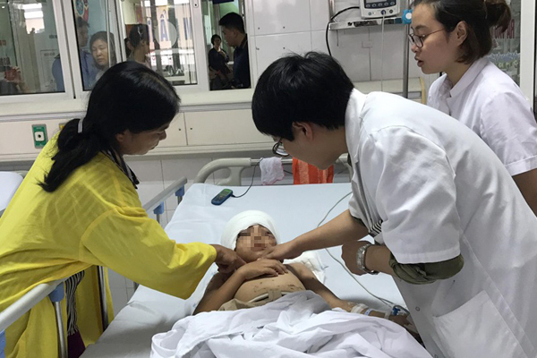 Bị 2 con chó lao vào cắn xé, bé trai bị ăn mất 2 tai, nghi vỡ xương sọ-1