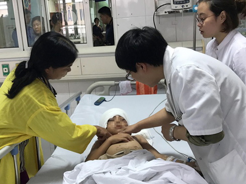 Bình Dương: Bé trai vừa sinh thì chết bất thường, gia đình sản phụ bức xúc vây kín bệnh viện-3