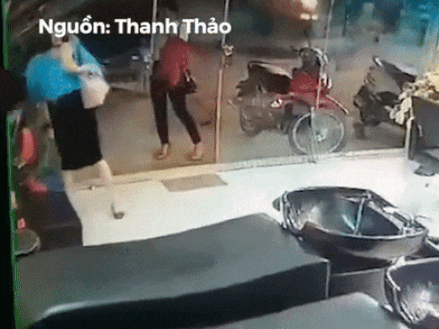 Trộm túi xách ngang nhiên trong tiệm cắt tóc