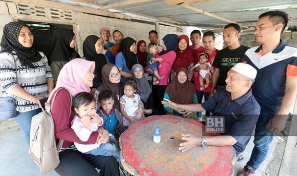 Choáng váng cụ ông 72 tuổi lấy 19 người vợ, có 46 đứa con và 200 cháu-1