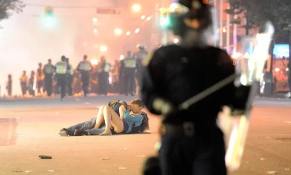 Nổi tiếng với khoảnh khắc lãng mạn giữa bom đạn trong bức ảnh Nụ hôn Vancouver, cặp đôi vẫn viết câu chuyện tình đẹp sau gần 8 năm-1