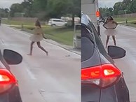 Tranh chấp giao thông, người phụ nữ đột nhiên 'lột quần áo' làm điều kỳ lạ giữa đường cao tốc