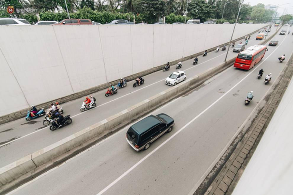 Người dân gặp khó khăn thế nào khi lưu thông qua hầm Kim Liên: Đường dốc và trơn, chạy vào là tay lái chao đảo-10