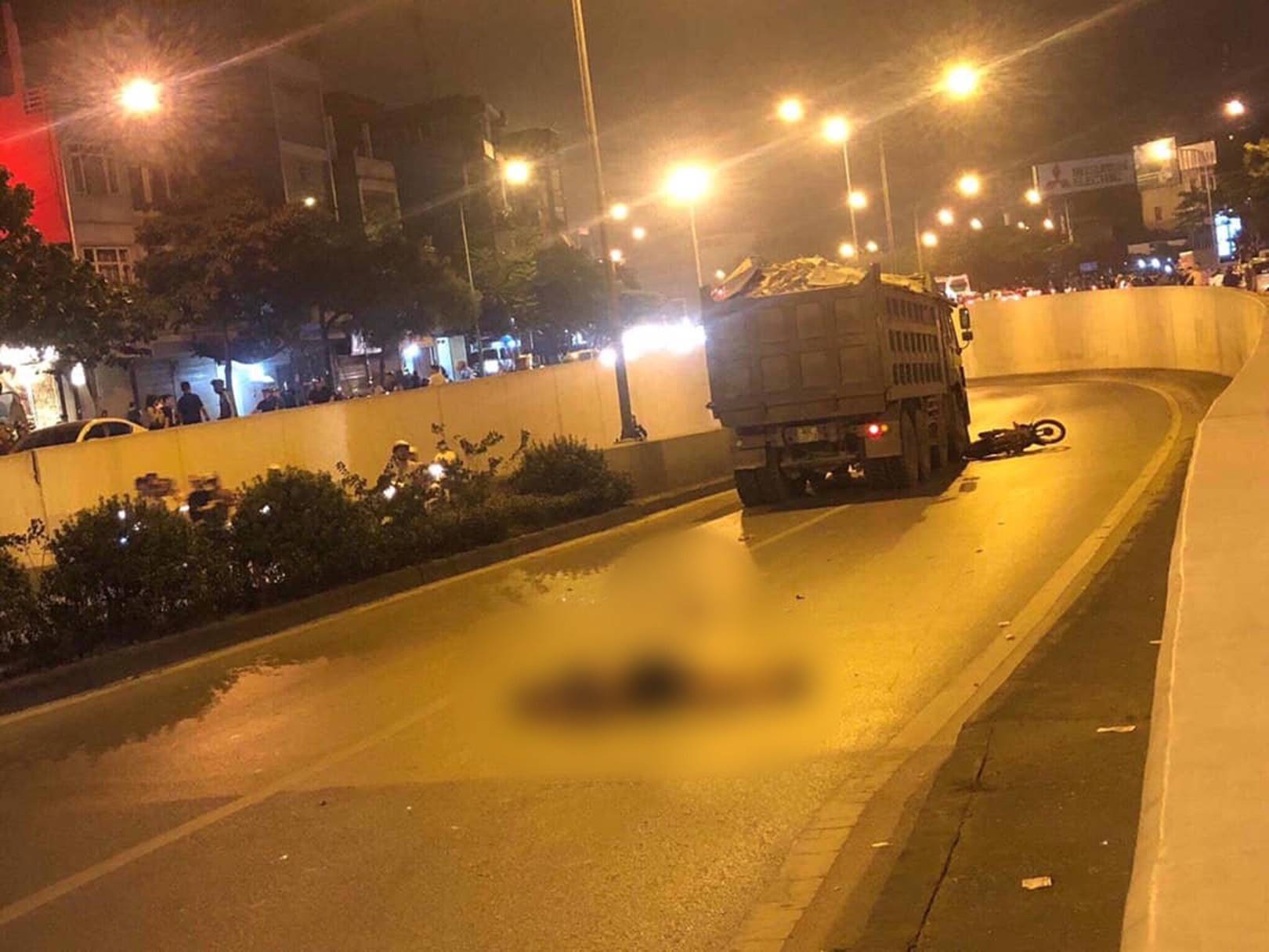 Người dân gặp khó khăn thế nào khi lưu thông qua hầm Kim Liên: Đường dốc và trơn, chạy vào là tay lái chao đảo-3