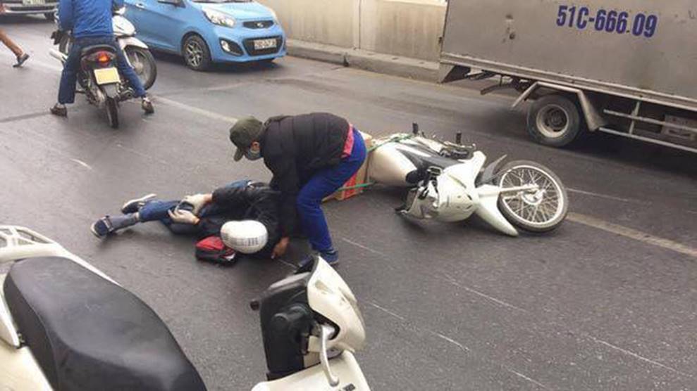 Người dân gặp khó khăn thế nào khi lưu thông qua hầm Kim Liên: Đường dốc và trơn, chạy vào là tay lái chao đảo-6