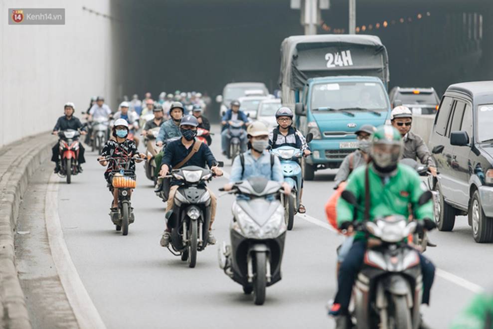 Người dân gặp khó khăn thế nào khi lưu thông qua hầm Kim Liên: Đường dốc và trơn, chạy vào là tay lái chao đảo-8