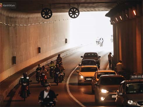 Người dân gặp khó khăn thế nào khi lưu thông qua hầm Kim Liên: Đường dốc và trơn, chạy vào là tay lái chao đảo