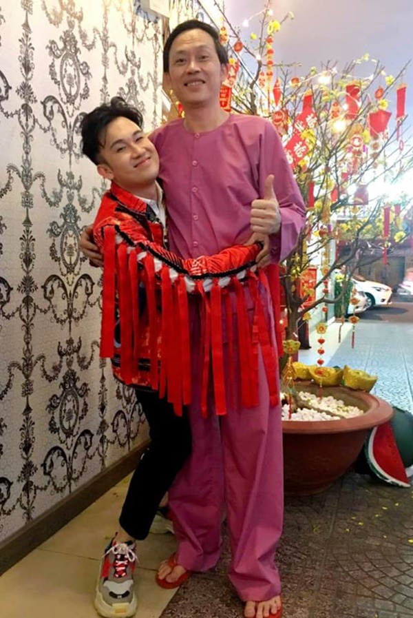 Lối sống đối nghịch của anh em ruột Hoài Linh - Dương Triệu Vũ: Người giản dị như nông dân, kẻ sang chảnh hiếm ai bằng-1