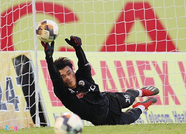 Bùi Tiến Dũng có thể bắt chính trên sân của CLB Bình Dương-2