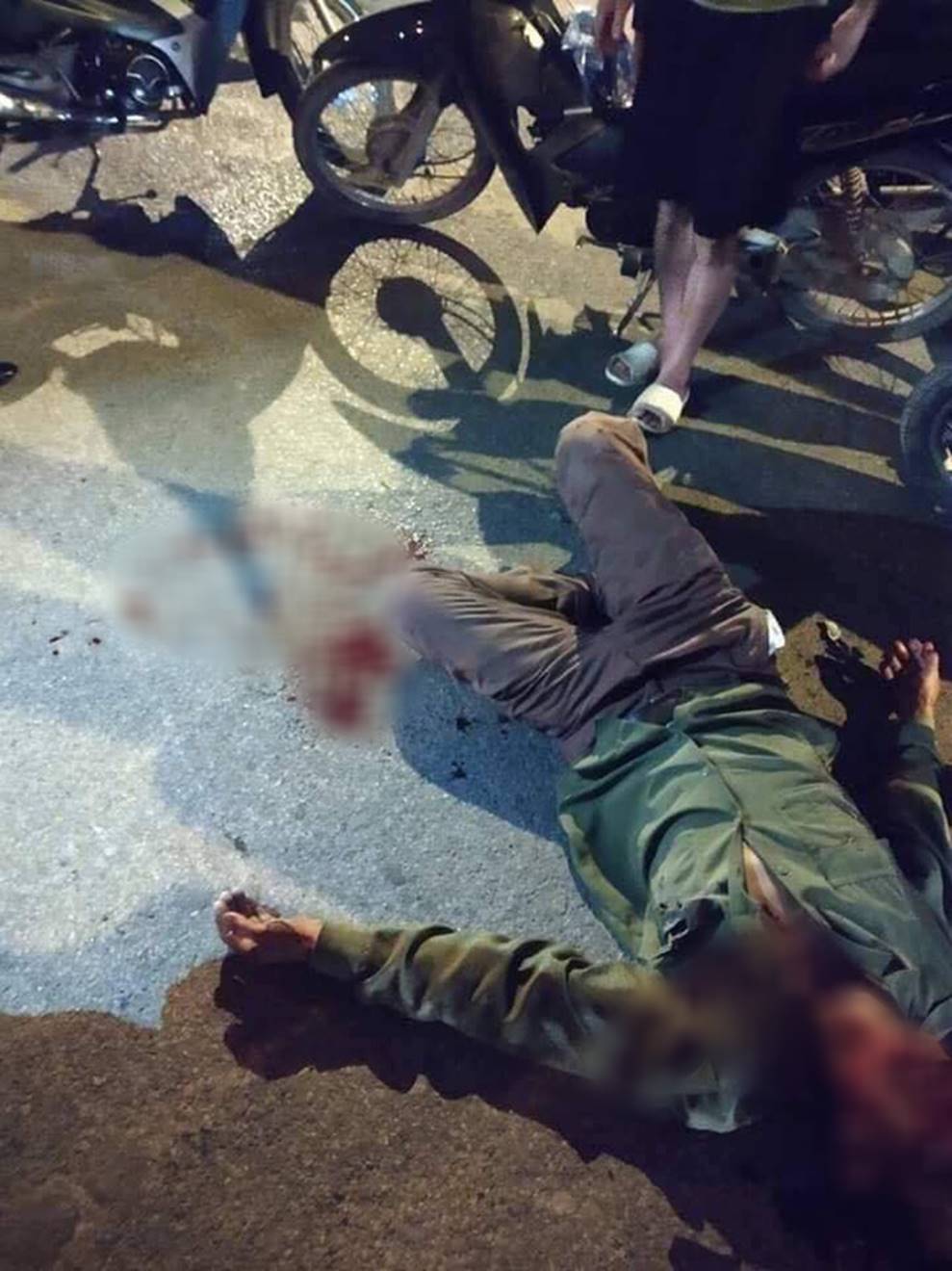 Hà Nội: Gây tai nạn khiến người lái xe ôm gục giữa đường, tài xế ô tô tăng ga bỏ chạy-1