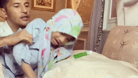 Đăng clip bôi thuốc giảm đau cho con gái, triệu phú Malaysia bị kiện vì tiết lộ hành động bạo hành đứa trẻ trước đó của mình-2