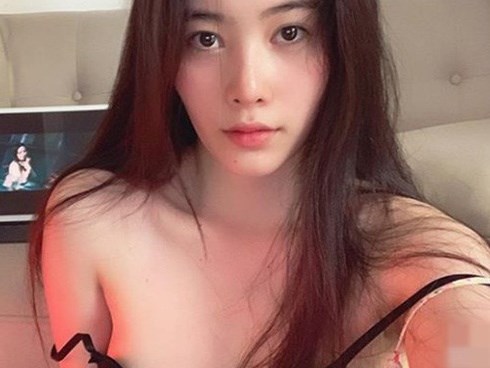 Khóc nức nở khi gặp công an, livestream trên giường bệnh: Nam Em đang làm gì?
