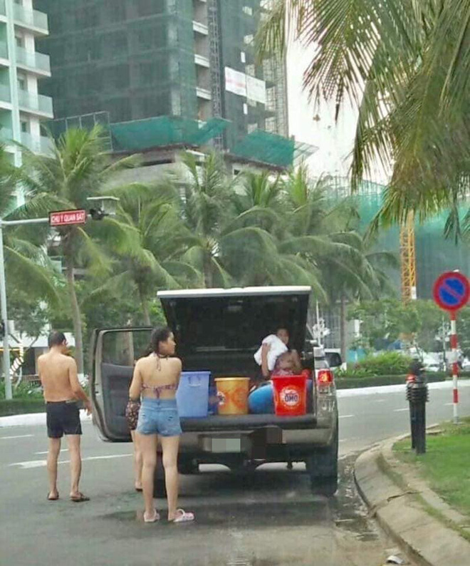 Cả gia đình dừng đỗ xe dù có biển cấm để... tắm giữa đường ở Đà Nẵng-1