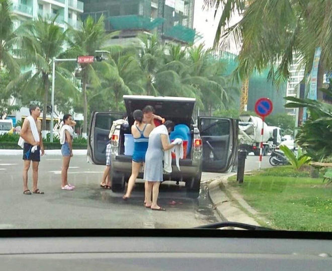 Cả gia đình dừng đỗ xe dù có biển cấm để... tắm giữa đường ở Đà Nẵng-2