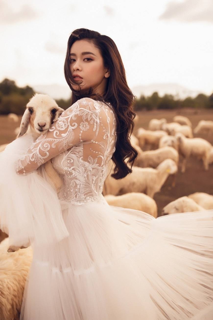 Nữ thần Trương Quỳnh Anh gợi cảm và cuốn hút bên bạch mã-1