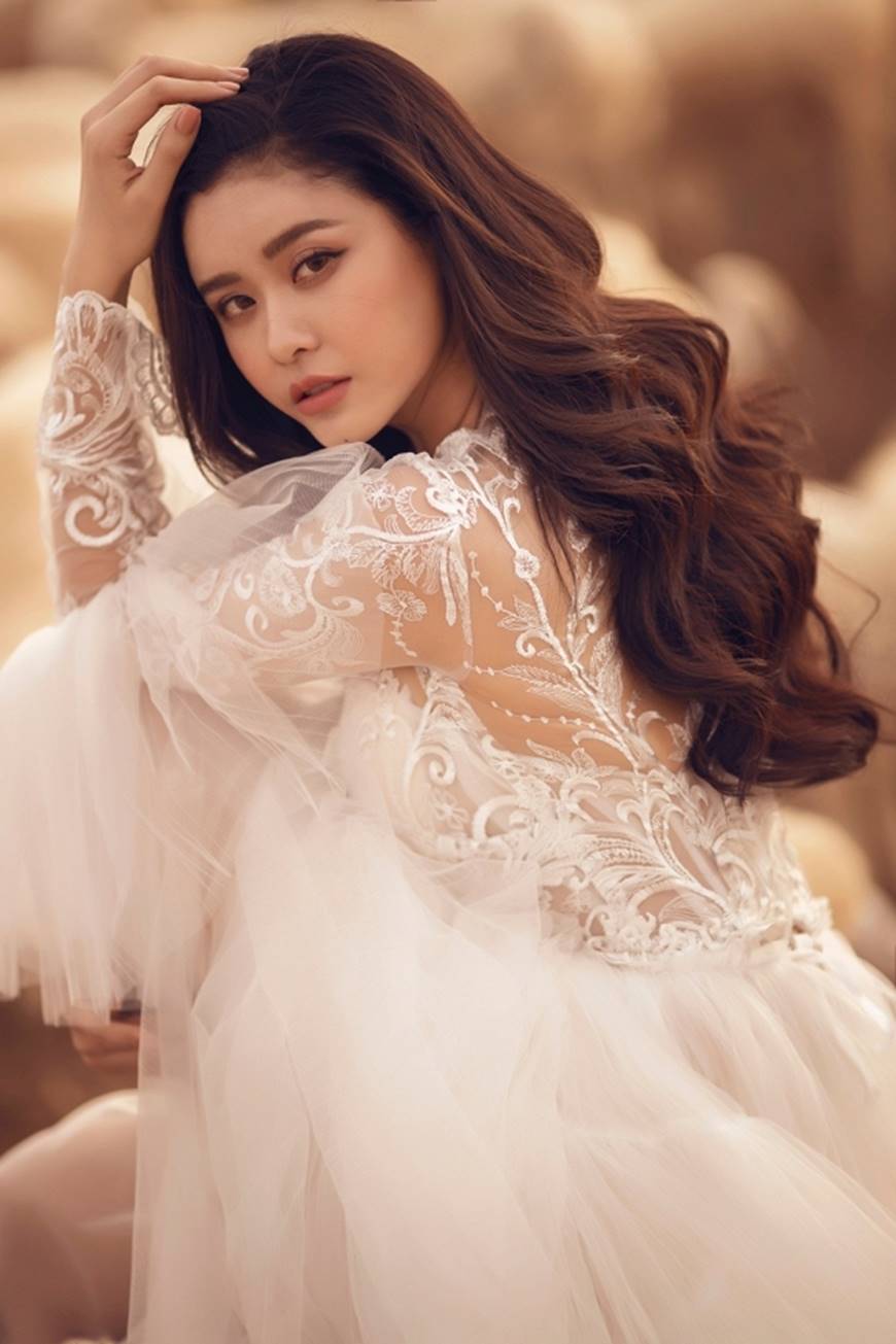 Nữ thần Trương Quỳnh Anh gợi cảm và cuốn hút bên bạch mã-3