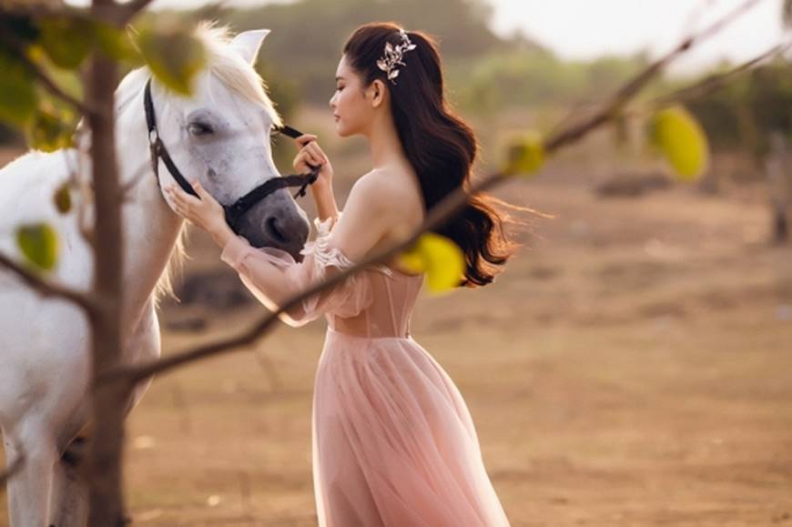 Nữ thần Trương Quỳnh Anh gợi cảm và cuốn hút bên bạch mã-10