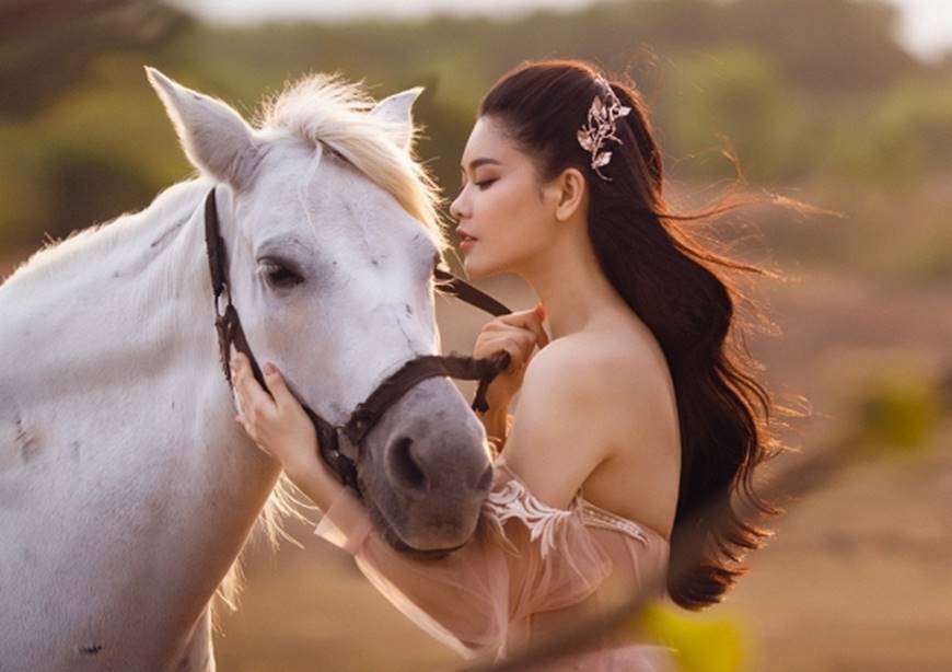 Nữ thần Trương Quỳnh Anh gợi cảm và cuốn hút bên bạch mã-11
