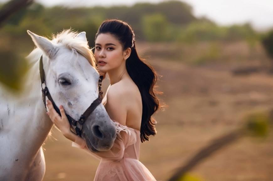 Nữ thần Trương Quỳnh Anh gợi cảm và cuốn hút bên bạch mã-12