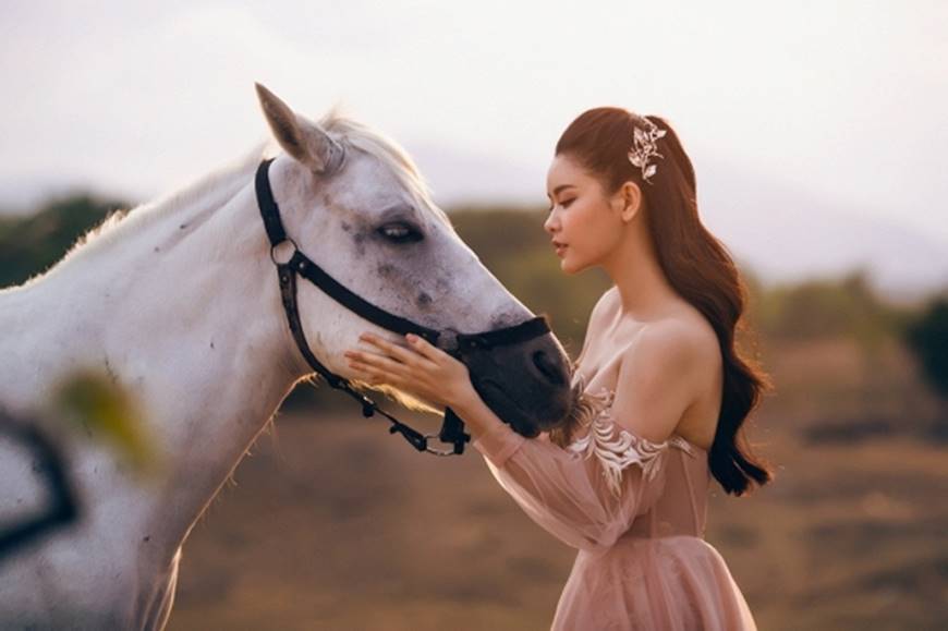 Nữ thần Trương Quỳnh Anh gợi cảm và cuốn hút bên bạch mã-15