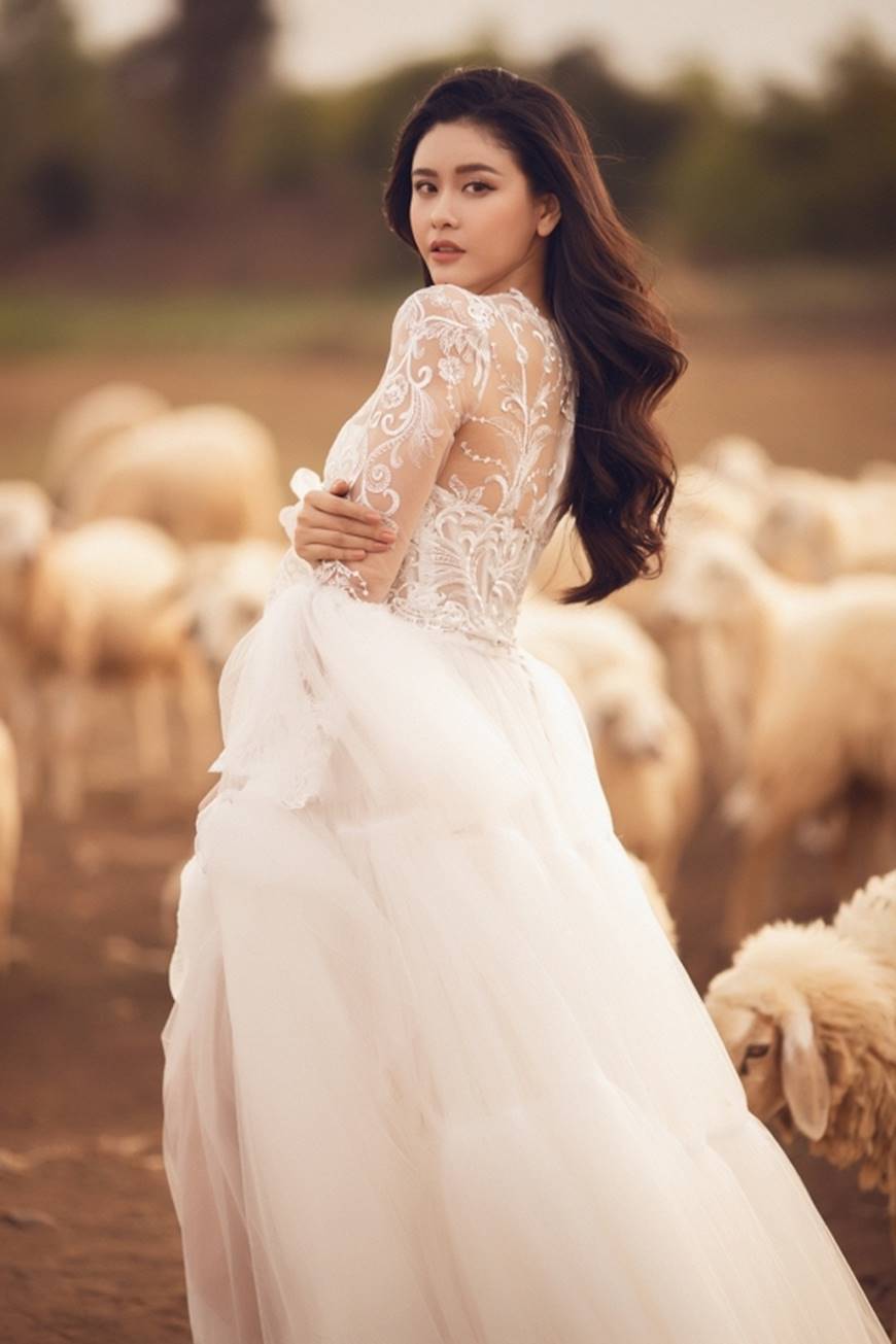 Nữ thần Trương Quỳnh Anh gợi cảm và cuốn hút bên bạch mã-5