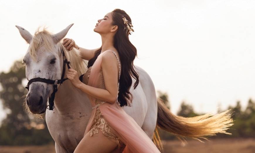 Nữ thần Trương Quỳnh Anh gợi cảm và cuốn hút bên bạch mã-6