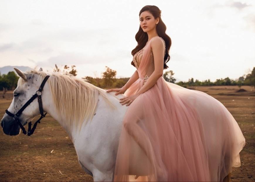 Nữ thần Trương Quỳnh Anh gợi cảm và cuốn hút bên bạch mã-8