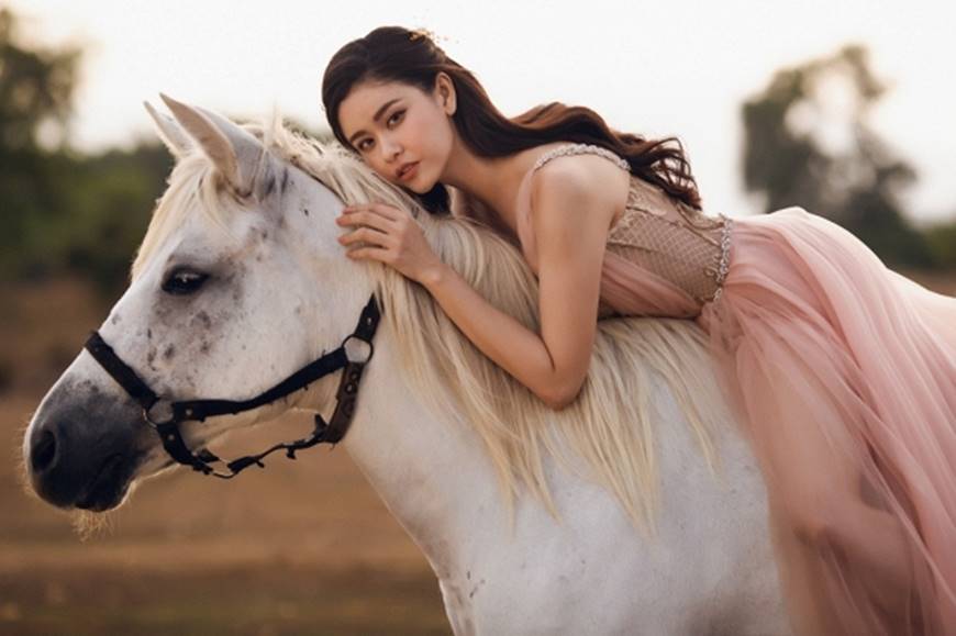 Nữ thần Trương Quỳnh Anh gợi cảm và cuốn hút bên bạch mã-9