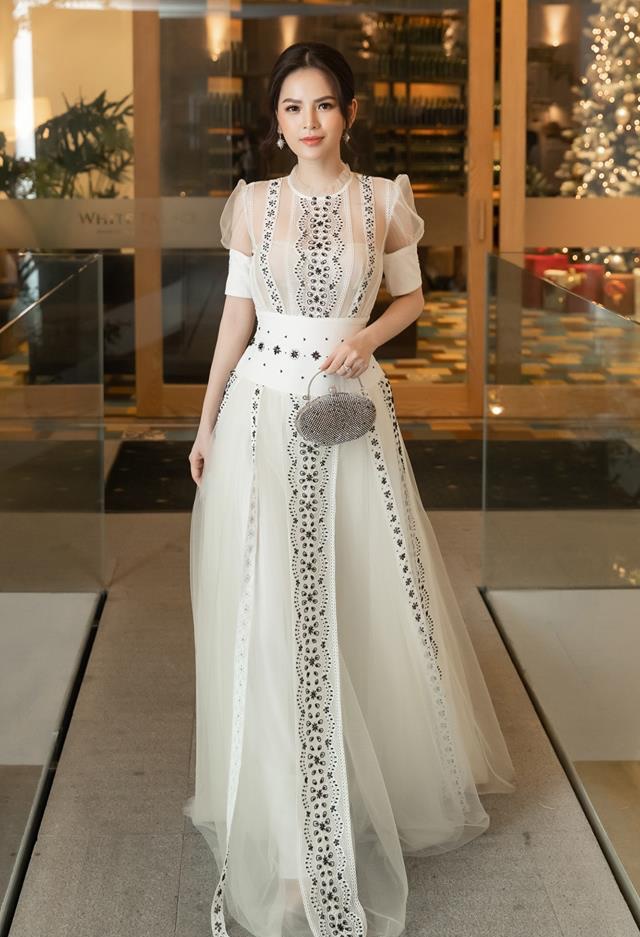 Thánh nữ Mì Gõ Phi Huyền Trang nổi danh là mỹ nhân đam mê đồ xuyên thấu với phong cách gợi cảm đến nao lòng-4