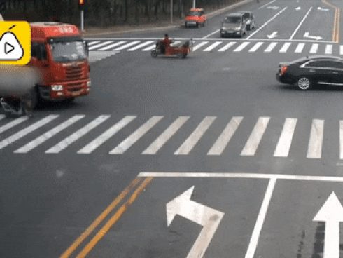 Ô tô mất lái đâm trực diện 2 xe khác, gây tai nạn kinh hoàng trong đường hầm-1