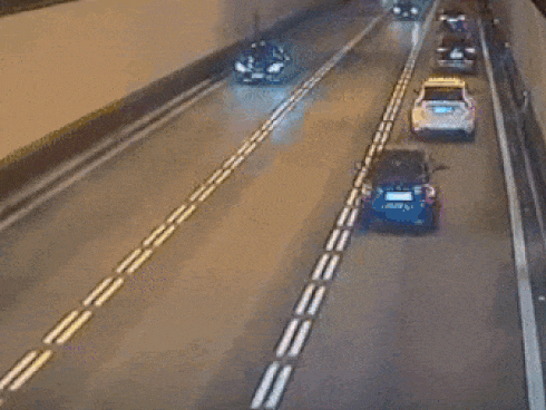 Ô tô mất lái đâm trực diện 2 xe khác, gây tai nạn kinh hoàng trong đường hầm