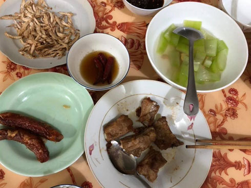 Nàng dâu khoe mâm cơm cữ lèo tèo vài miếng thịt, chị em chưa kịp xót xa đã sững người trước sự thật bất ngờ-3