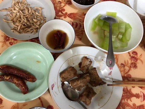 Mâm cơm nhà chồng để phần chẳng đến nỗi, nhưng chị em vẫn phẫn nộ khi nghe nàng dâu tiết lộ bí mật phía sau