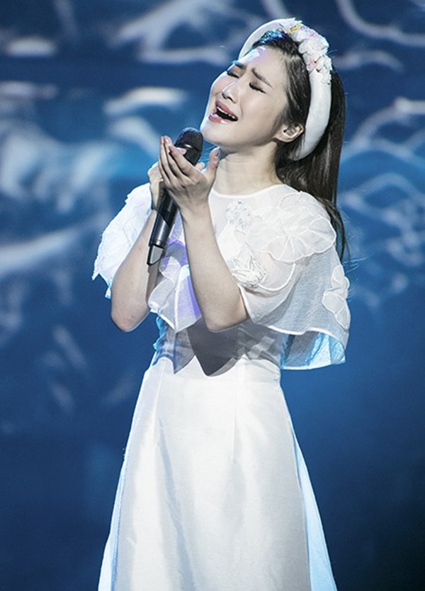 Hương Tràm tuyên bố nghỉ hát gây chấn động: Vạn người tung hô nhưng cô đơn đến mức trầm cảm, tự bóc tay rỉ máu-3