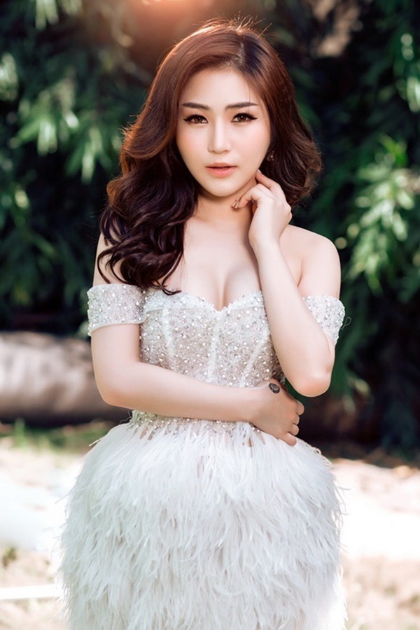 Hương Tràm tuyên bố nghỉ hát gây chấn động: Vạn người tung hô nhưng cô đơn đến mức trầm cảm, tự bóc tay rỉ máu-4