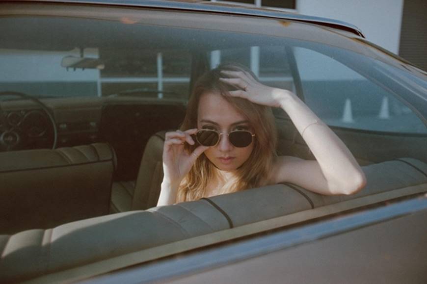 Ca sĩ nhí một thời Xuân Nghi cực ngầu khi tạo dáng với xe hơi-3